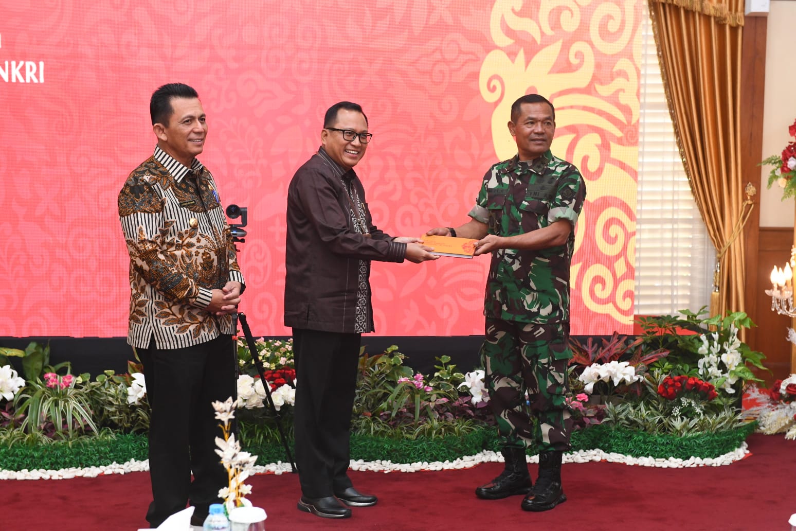 Gubernur Ansar Terima 'Token of Appreciation' Pecahan Uang Rupiah Remisi 2022