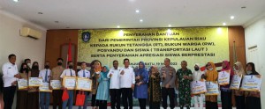 Gubernur Ansar Serahkan Bantuan Untuk RT/RW, Posyandu &amp; Transportasi Siswa di Karimun