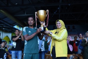 Dewi Ansar Tutup Turnamen Sepak Bola Idul Fitri Cup ke-41 di Seinam Kijang