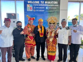 Mendarat di Bandara Matohara, Gubernur Ansar Disambut Hangat Pemprov Sulteng dan Pemkab Wakatobi