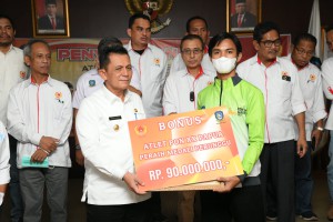 Gubernur Ansar Serahkan Bonus Untuk Atlet dan Pelatih Berprestasi PON XX Papua 2021