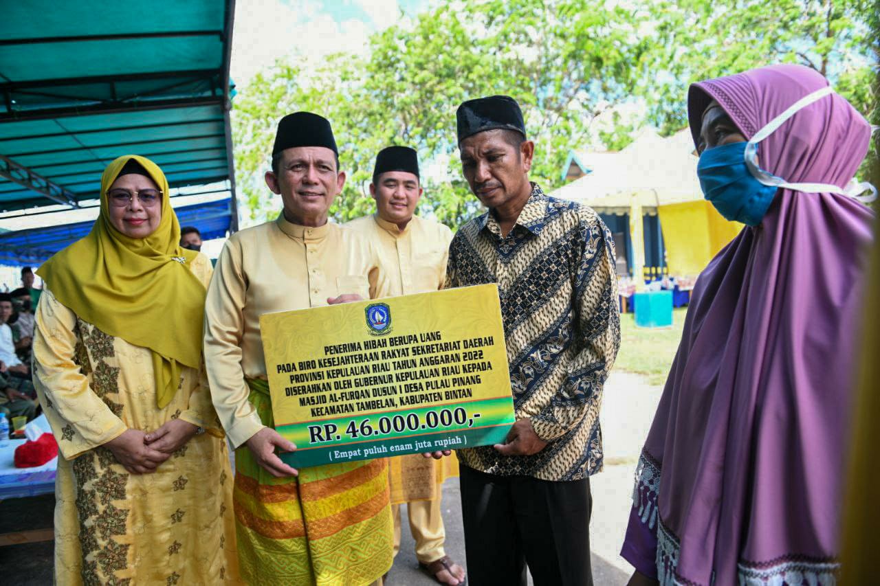 Gubernur Ansar Serahkan Bantuan Hibah untuk Rumah Ibadah di Tambelan