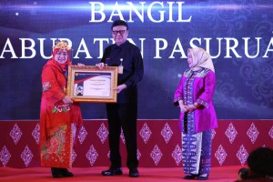 Serahkan Hasil Evaluasi Pelayanan Publik , Menteri Tjahjo Tekankan Inovasi