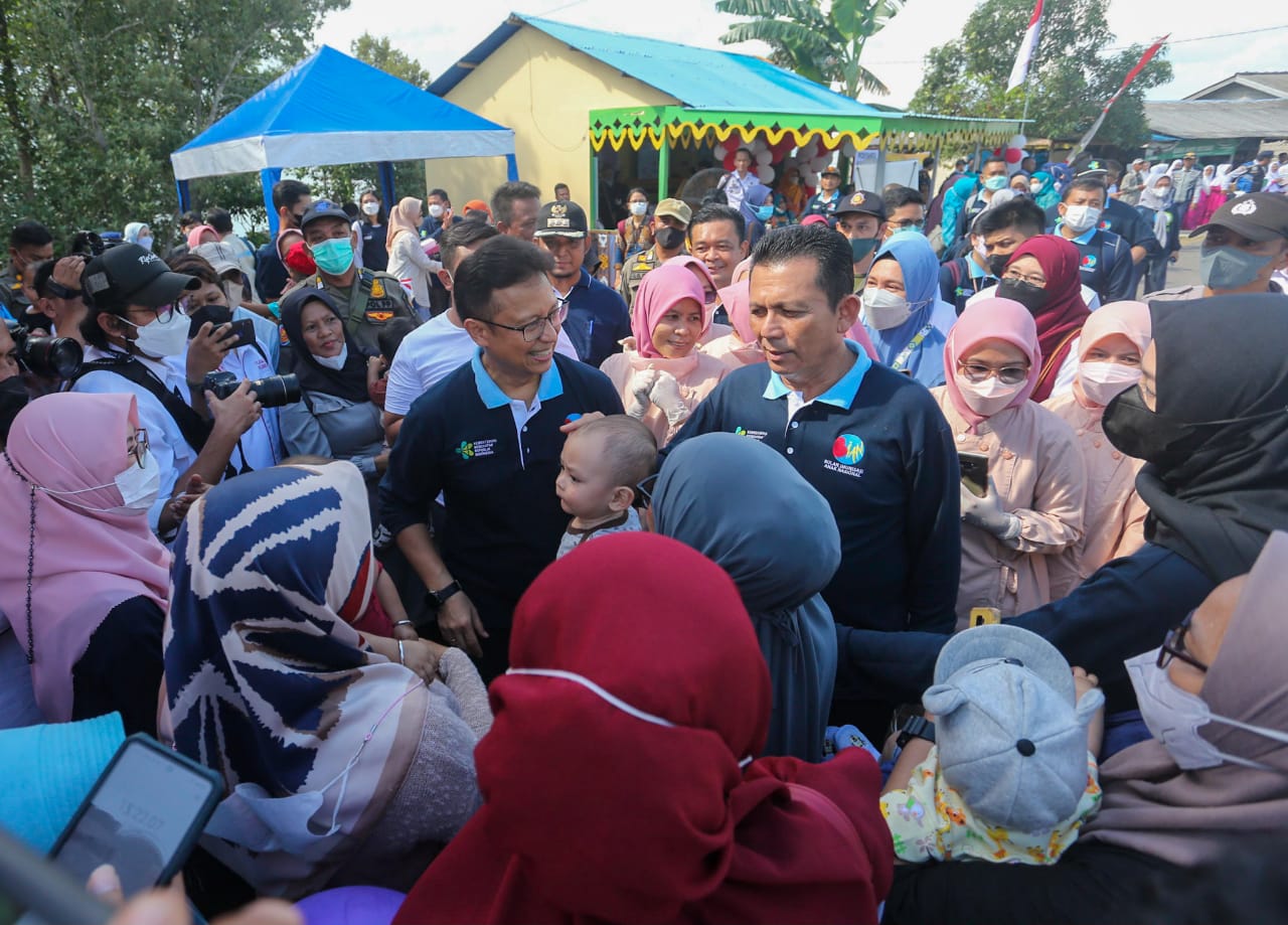 Menkes Budi dan Gubernur Ansar Tinjau Langsung Imunisasi Anak di Kampung Bulang