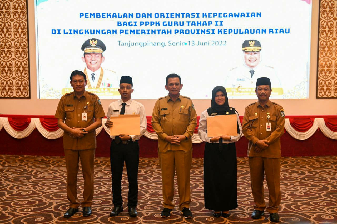 243 dari 264 Formasi PPPK Guru Tahap II Terisi, Gubernur Ansar Serahkan SK