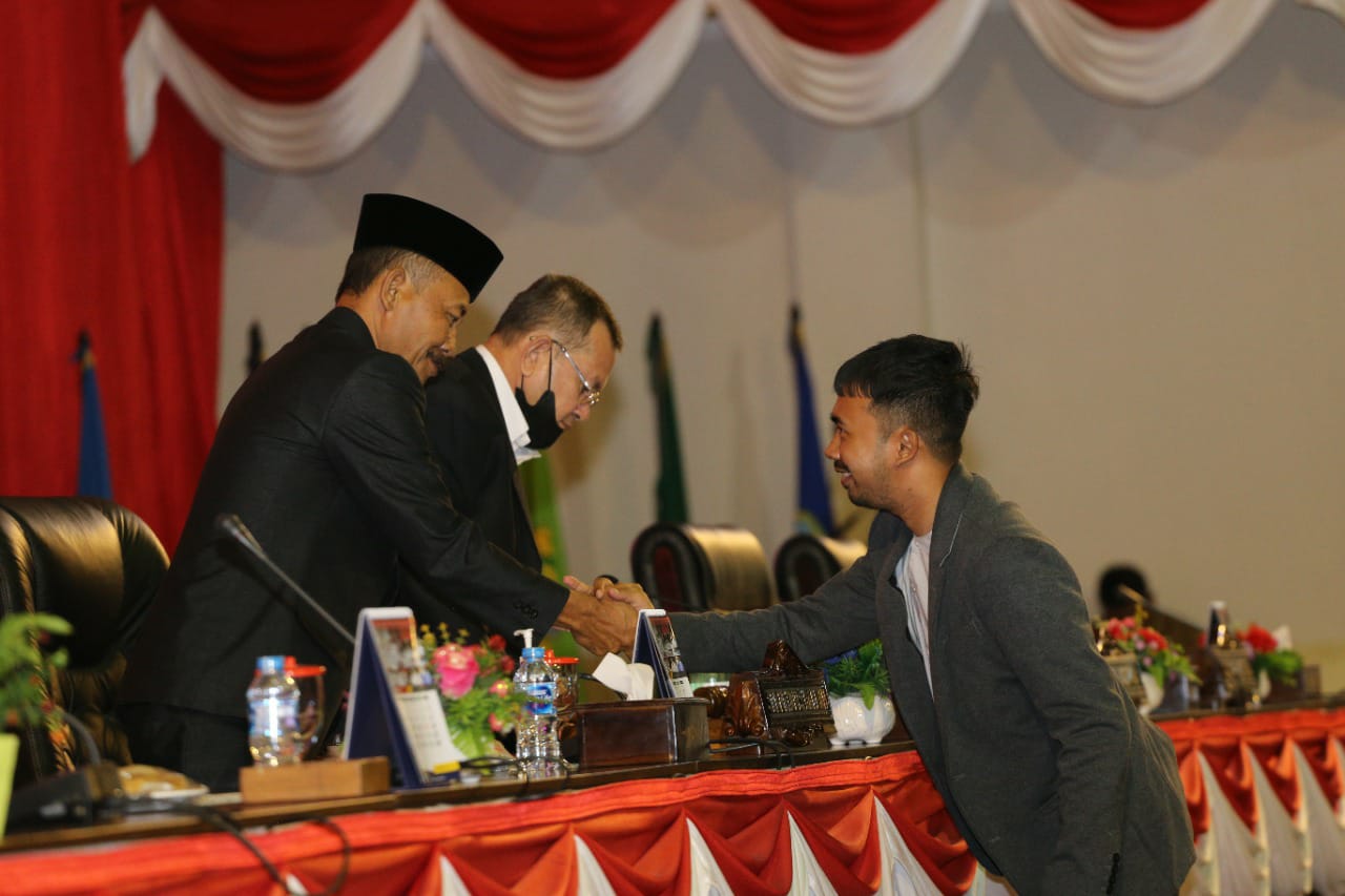 Sekdaprov Adi  Hadiri Sidang Paripurna DPRD Terkait  Laporan Reses Tahun 2022