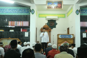 Safari Ramadhan di Masjid Hajar Aswad, Gubernur Ansar Sampaikan Beberapa Program Pemerintah