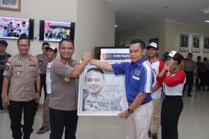 KAPOLDA KEPRI MELEPAS KEBERANGKATAN TIM JELAJAH NEGERI SAHABAT POLRI (JNSP) KELILING INDONESIA