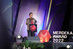 Gubernur Ansar Menerima Penghargaan Kategori 'Inovatif Untuk Negeri'