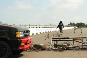 Warga Desak Pemerintah Perbaiki Jembatan II Dompak