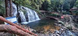 Menikmati Segarnya Air Terjun Resun di Lingga