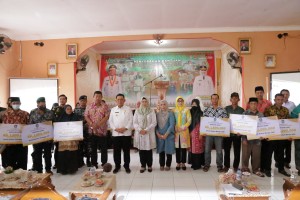 Gubernur Ansar Berikan Bantuan RT dan RW di Palmatak dan Tarempa