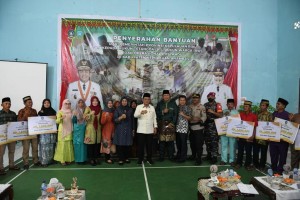 Gubernur Ansar Berikan Bantuan Insentif RT/RW dan Posyandu di Jemaja