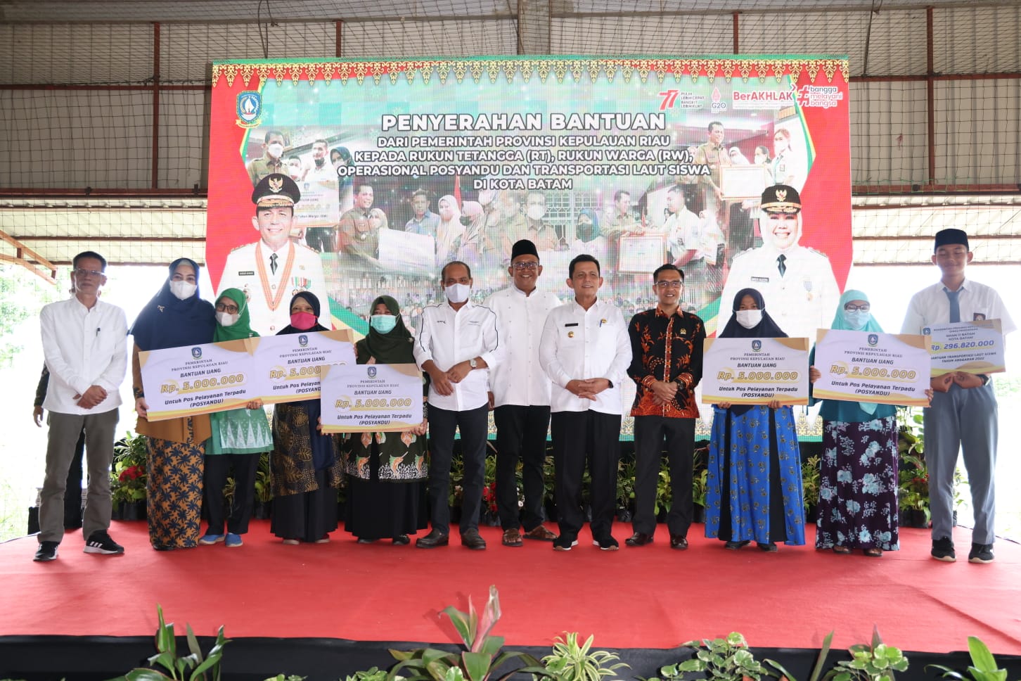 Gubernur Ansar Serahkan Insentif RT/RW dan Posyandu serta Bantuan Transportasi Siswa Tahap II di Batam