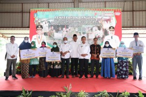 Gubernur Ansar Serahkan Insentif RT/RW dan Posyandu serta Bantuan Transportasi Siswa Tahap II di Batam