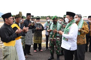 Tiba di Letung, Gubernur Ansar Disambut Wakil Bupati Anambas dan Tokoh LAM