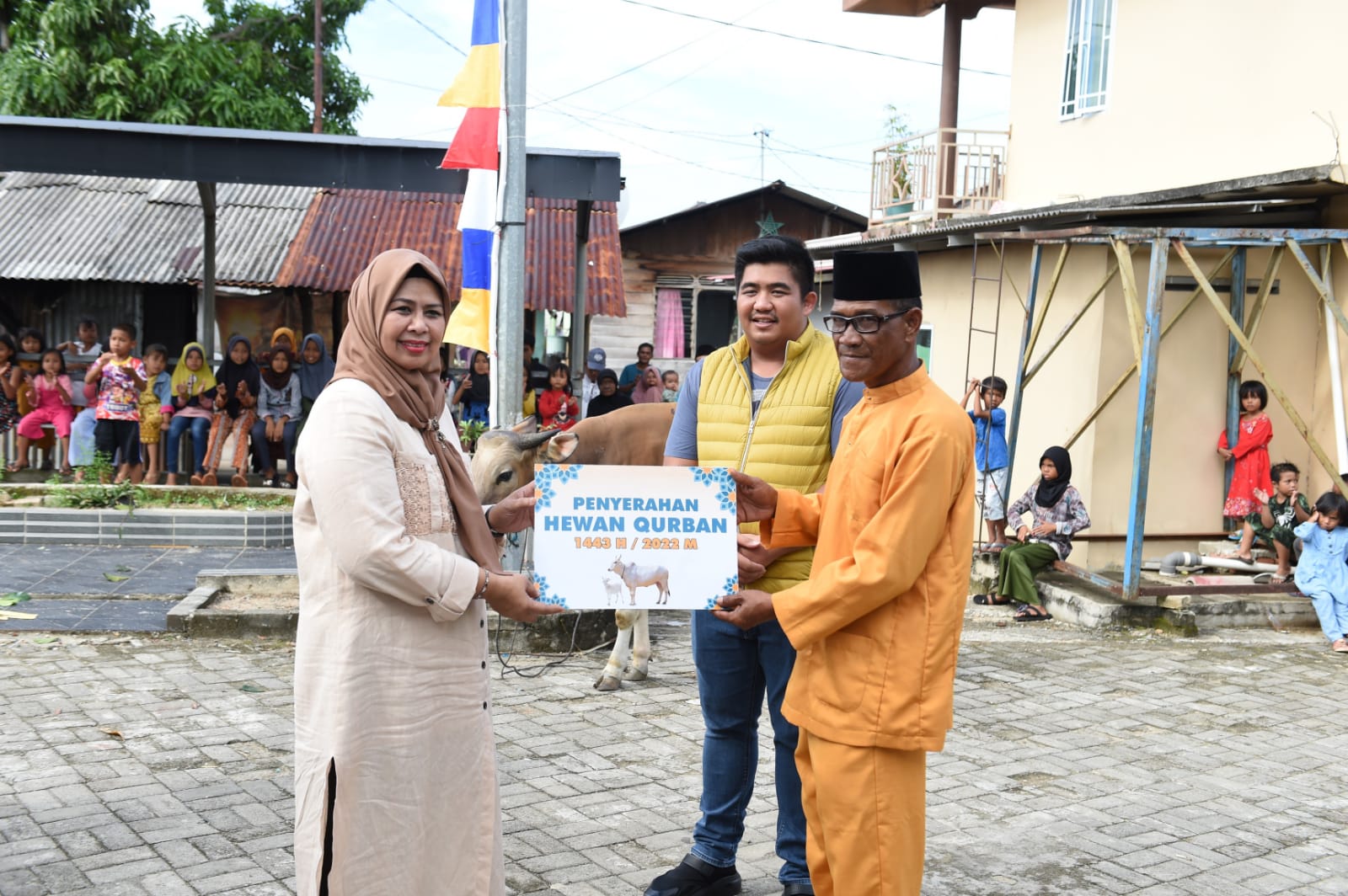 Dewi Ansar Kelilingi Pulau Bintan Untuk Menyerahkan Hewan Qurban