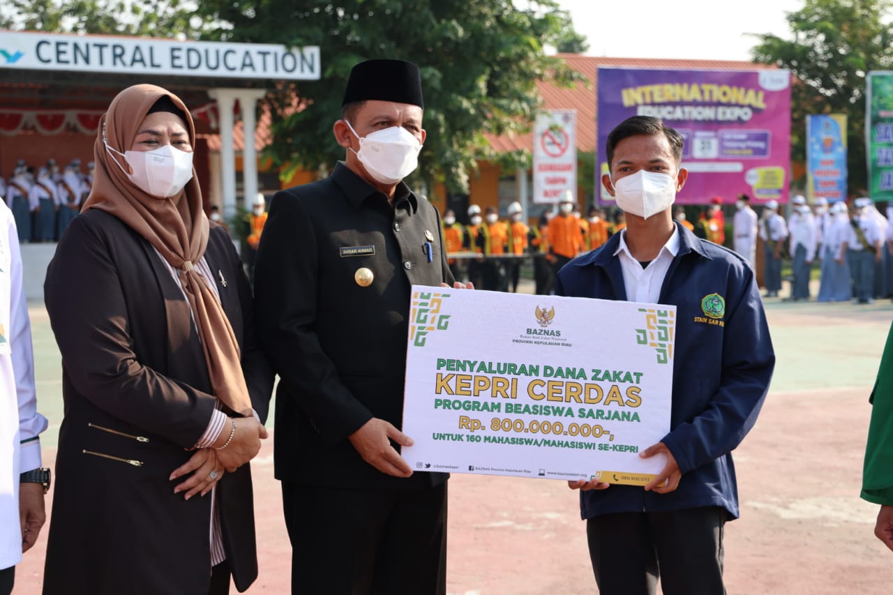 Gubernur Ansar Jadi Pembina Upacara Bendera dan Serahkan Bantuan Pendidikan di SMAN 1 Tanjungpinang
