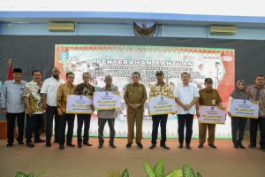 Gubernur Ansar Serahkan Insentif RT/RW dan Posyandu serta Bantuan Transportasi Siswa Tahap III di Batam