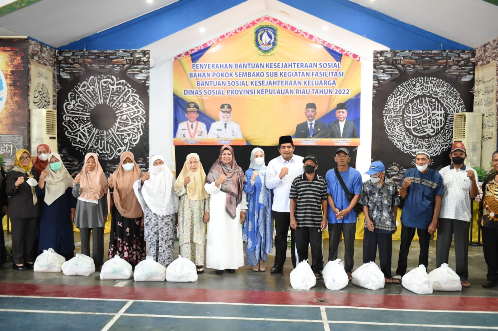 LKKS Kepri-Dinas Sosial Kepri Serahkan 1.070 Paket Sembako Untuk Warga Bintan