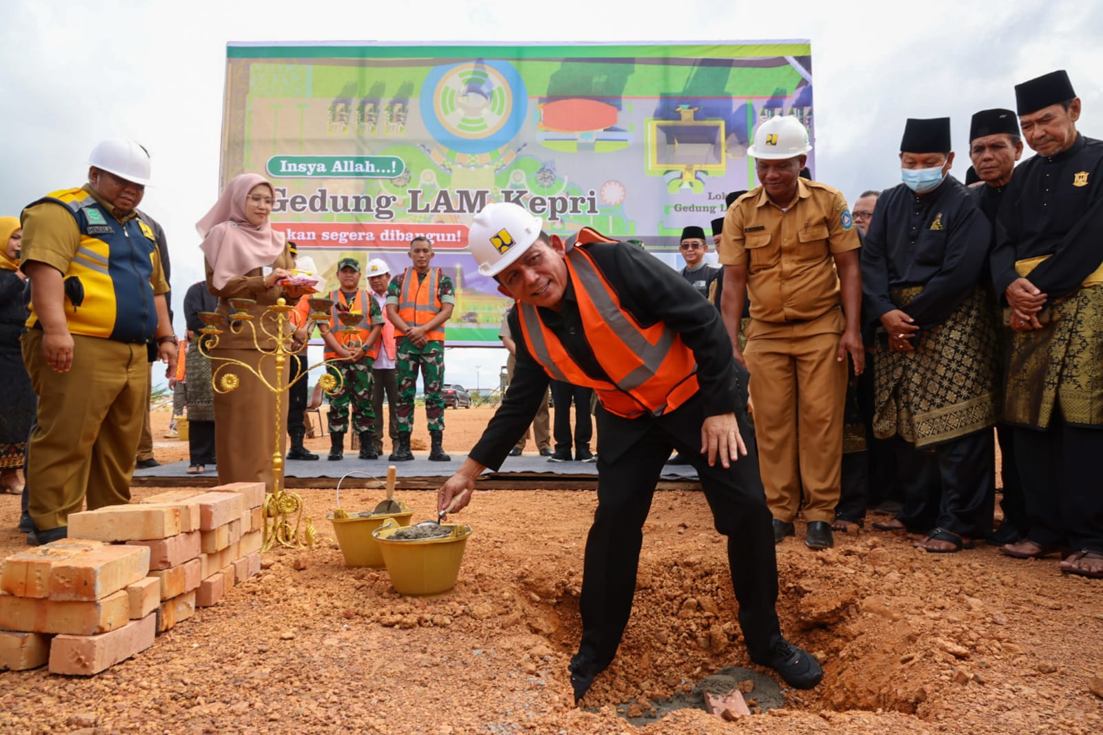 Gubernur Ansar Letakkan Batu Pertama Pembangunan Gedung LAM Kepri