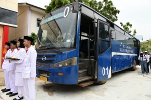 Pemprov Kepri Serahkan Bantuan Bus Untuk SMKN 6 Batam