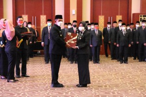 Gubernur Ansar Sematkan Tanda Satyalancana Karya Satya dan Penghargaan PNS Purna Bakti