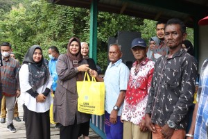 Dewi Ansar Ajak Masyarakat Desa Kelumu Terapkan PHBS