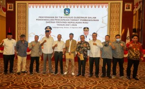 SK Tim Khusus Gubernur Diserahkan, Sekdaprov Adi Tekankan Pentingnya Penugasan