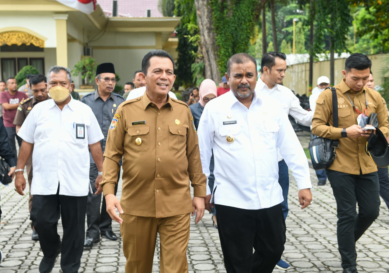 Gubernur Ansar Serahkan Bansos dan Bantuan Pertanian Kepada Masyarakat Karimun