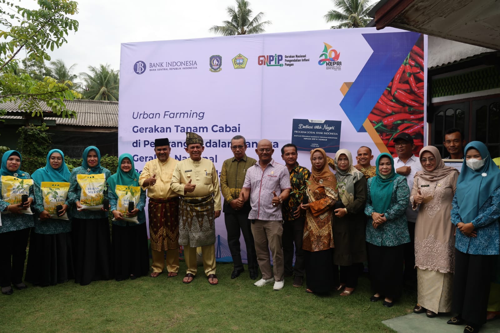 Dukungan untuk Urban Farming, Gubernur Ansar Berikan Bibit Cabe ke Dasa Wisma Karimun
