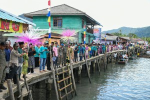 Terpencil dan Terisolir, Begini Reaksi Masyarakat  Mentuda Menyambut Tamu yang Dia Harapkan