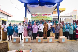 Ajak Saling Peduli, Wagub Marlin Serahkan Bingkisan Untuk Lansia