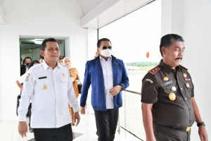 Gubernur Ansar Sambut Kedatangan Jaksa Agung RI di Bandara Hang Nadim Batam