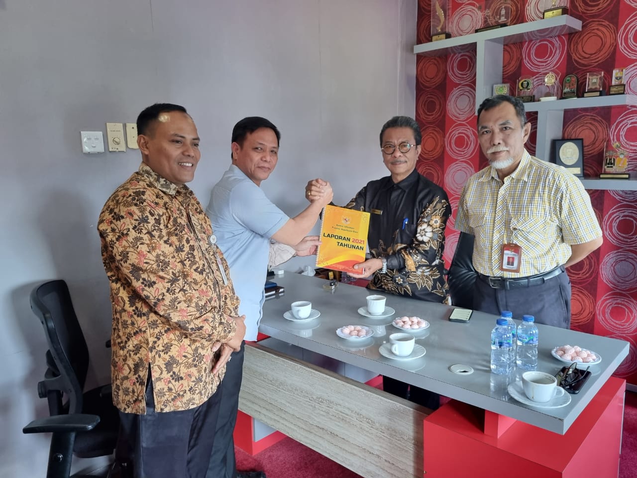 Ketua KI Kepri Temui Ketua DPRD Kepri Serahkan LAKIP 2021