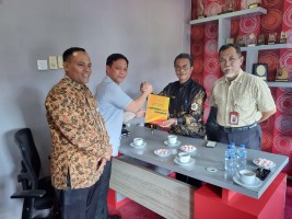 Ketua KI Kepri Temui Ketua DPRD Kepri Serahkan LAKIP 2021