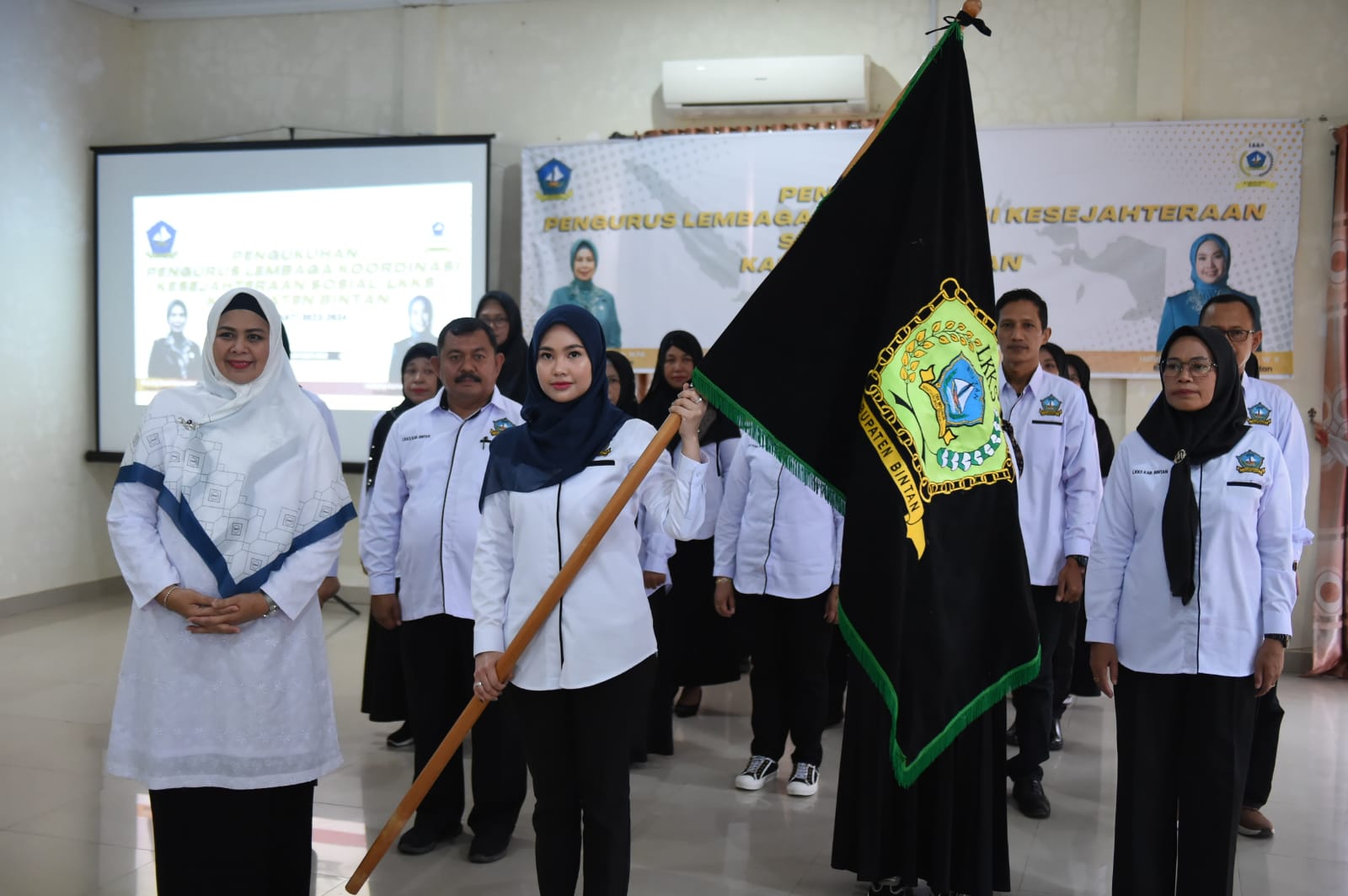 Dewi Ansar Kukuhkan Ketua dan Pengurus LKKS Kabupaten Bintan Masa Bakti 2022-2024