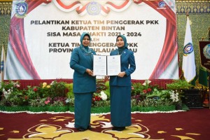 Dewi Ansar Lantik Hafizha Rahmadhani Sebagai Ketua TP-PKK Kabupaten Bintan Sisa Masa Bhakti 2021-2024