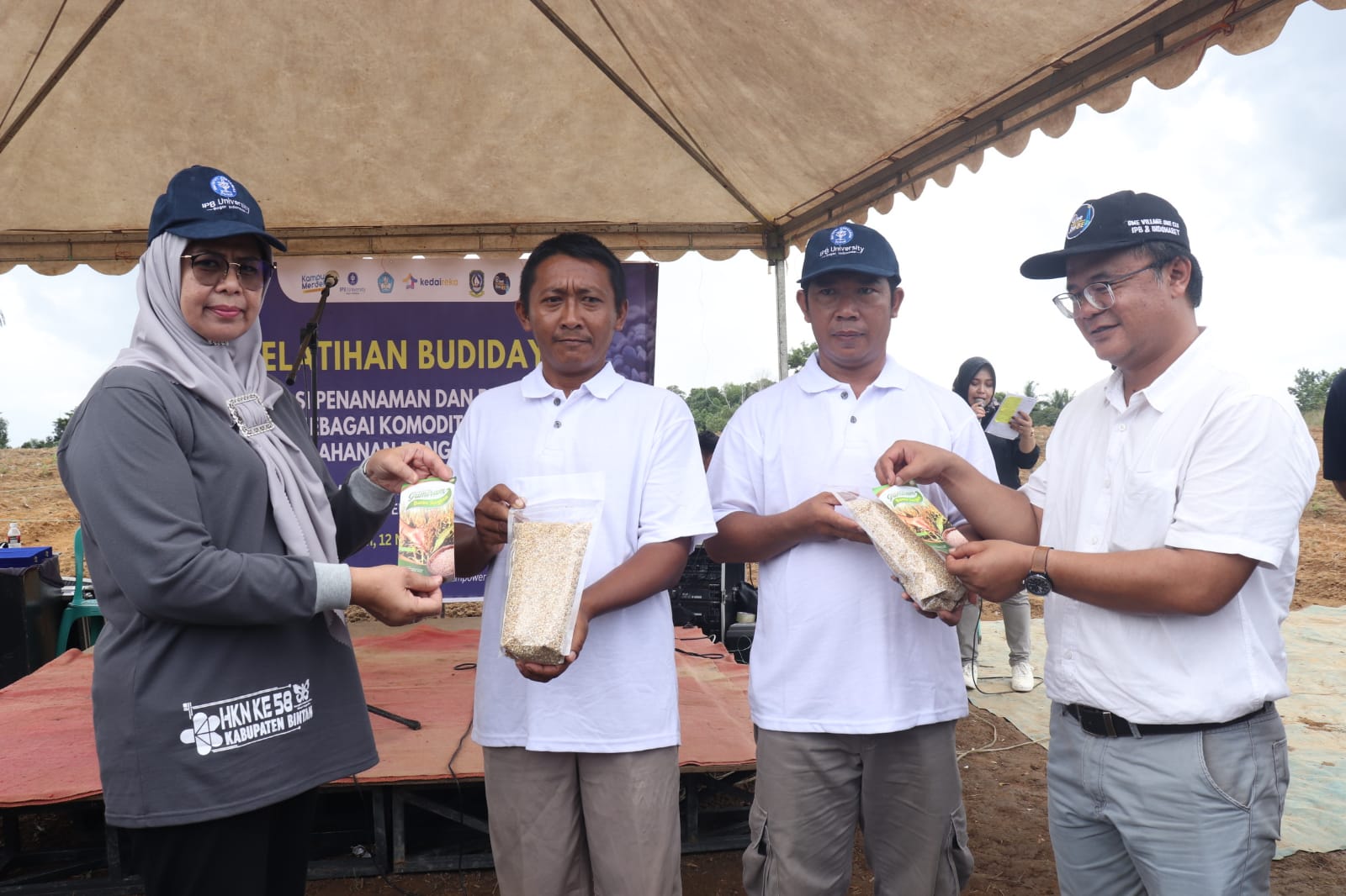 Dewi Ansar Launching Kemasan Beras Gumiram