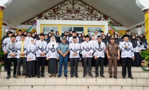 Sekdaprov Adi Pimpin Upacara Peringatan Hari Guru Nasional dan HUT Ke-77 PGRI