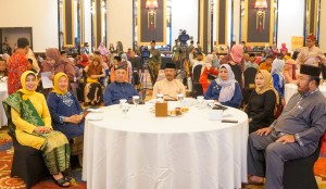 Dewi Ansar Didampingi Sekdaprov Adi Hadiri Malam Puncak ADUJAK Kepri 2023