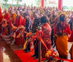 Sekdaprov Hadiri Peresmian Pagoda Sata-Saharsa Buddha di Tanjungpinang