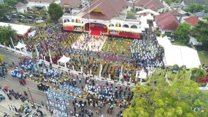 Dewi Ansar Bersama Ribuan Masyarakat Tanjungpinang Ikut Senam Sehat dan Bakti Sosial