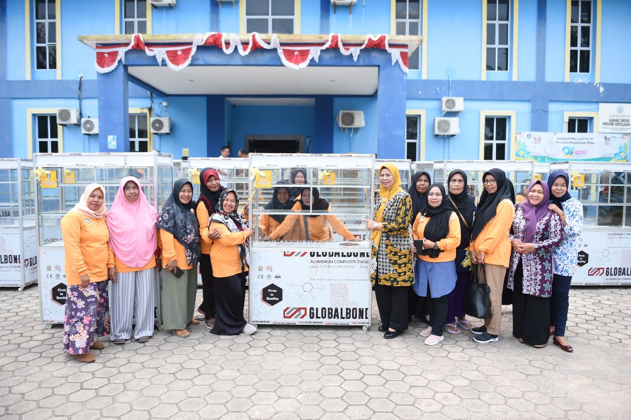 Dewi Ansar Serahkan Bantuan Peralatan UEP Berupa Gerobak Dagang Kepada Masyarakat Tanjungpinang