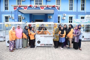 Dewi Ansar Serahkan Bantuan Peralatan UEP Berupa Gerobak Dagang Kepada Masyarakat Tanjungpinang