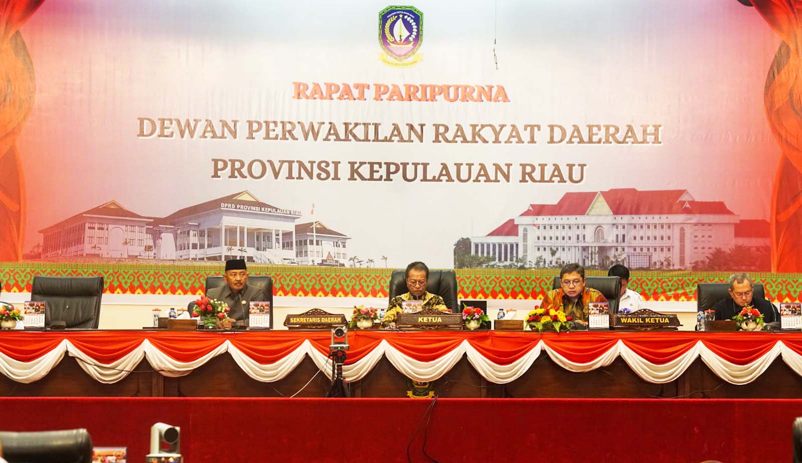 Sekdaprov Adi Dengarkan Pandum Fraksi DPRD Kepri terhadap Nota Keuangan dan Ranperda APBD Kepri 2024