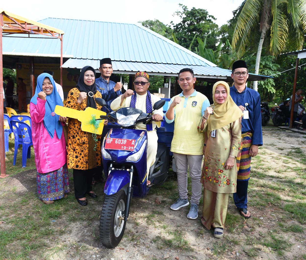 Ketua TP-PKK Kepri Serahkan Motor Angkut Sampah kepada Masyarakat Sei Nam