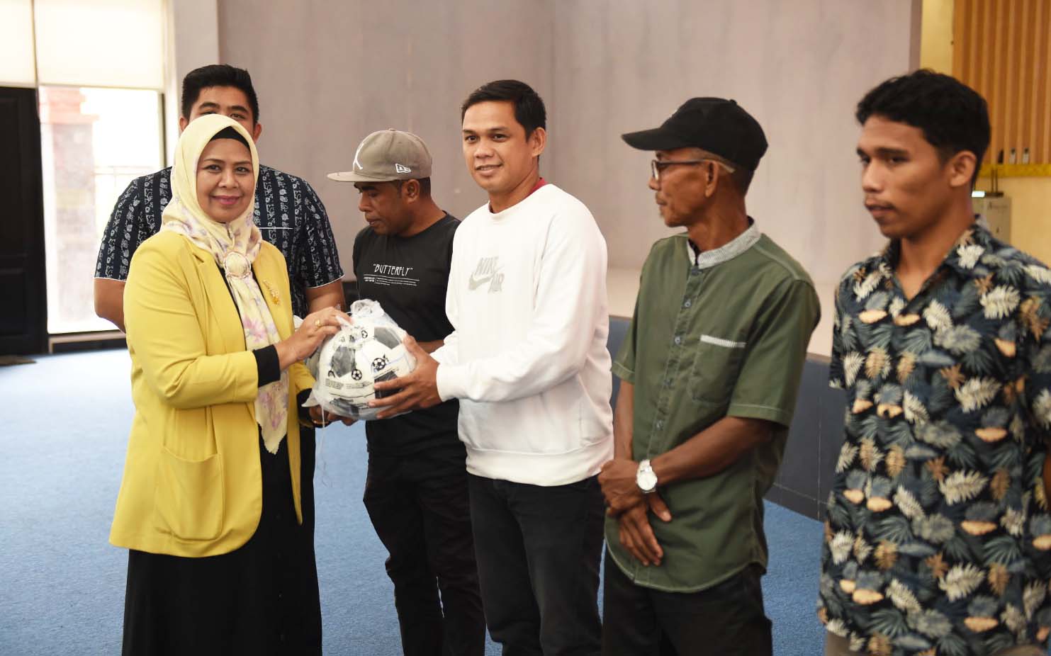 Dewi Ansar Serahkan Bantuan Peralatan Olahraga Secara Simbolis untuk Atlet se-Kabupaten Bintan Tahun 2023