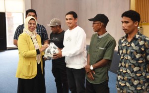 Dewi Ansar Serahkan Bantuan Peralatan Olahraga Secara Simbolis untuk Atlet se-Kabupaten Bintan Tahun 2023