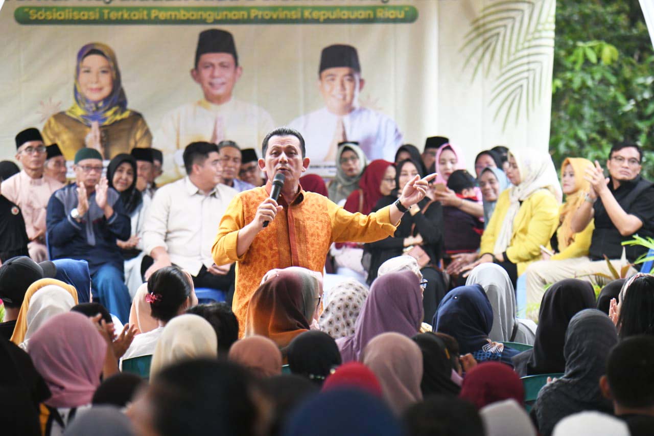 Derasnya Hujan Tak Surutkan Niat Masyarakat Bintan Utara Bertemu Gubernur Ansar